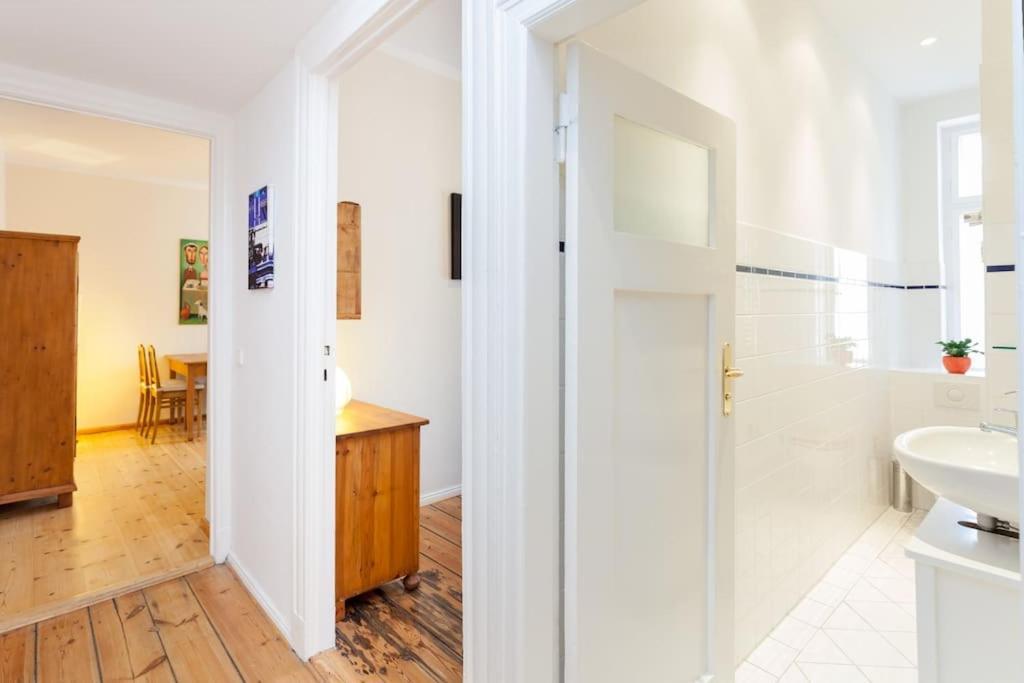 Zentrale Altbauwohnung Im Helmholtzkiez Berlin Eksteriør billede
